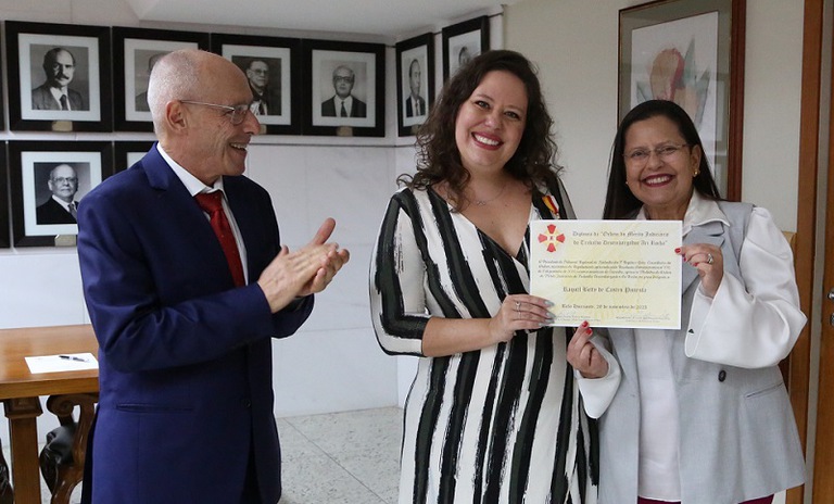 EX-servidora do TRT-MG recebe homenagem no gabinete da presidência