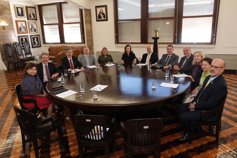 foto do desembargadores Vicente de Paula Maciel Júnior e Maria Cristina Diniz Caixeta sentados junto com outros desembargadores no 43º Coleouv