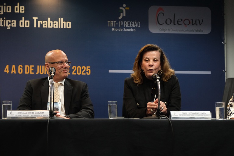 foto da vice-ouvidora e ouvidora da mulher, desembargadora Maria Cristina Diniz Caixeta, falando no evento 