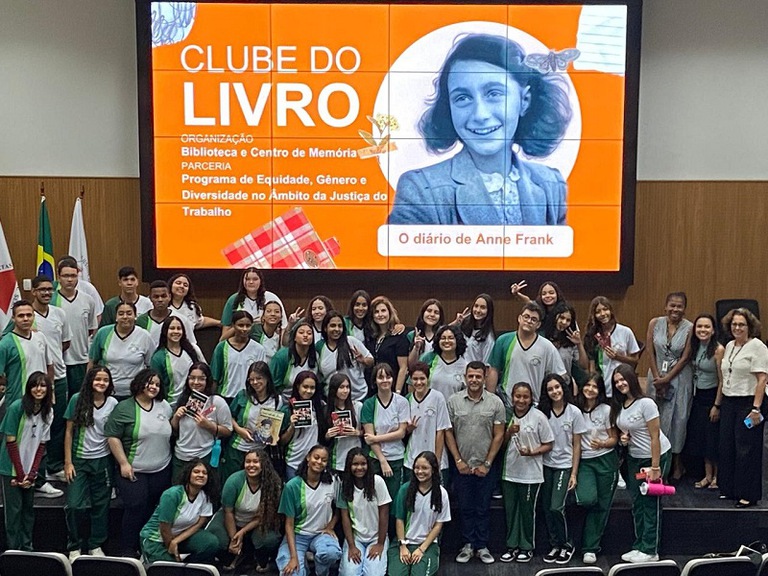 Grupo de estudantes que participaram do evento