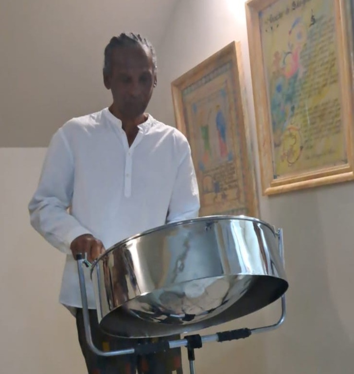O artista Eugênio Arredondo tocando steel drum no lançamento da Exposição Raízes da Alma