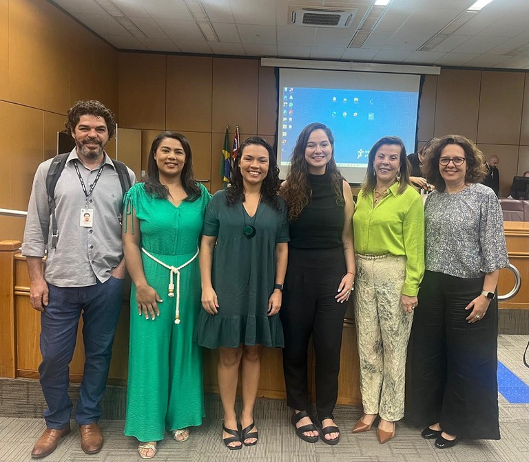 Servidores do TRT e a desembargadora Cristina Caixeta em pose, durante o evento