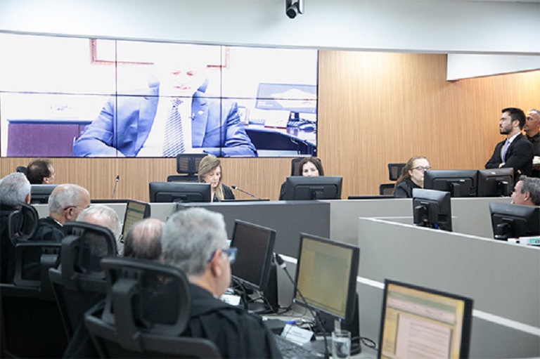 Presidente à mesa durante sessão do Pleno