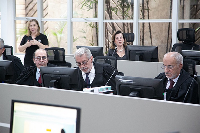 Desembargador José Murilo participando da sessão