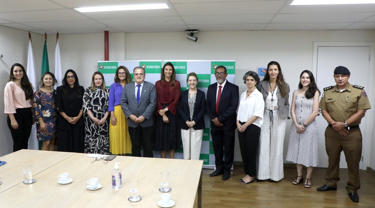 Autoridades presentes à solenidade de assinatura do acordo