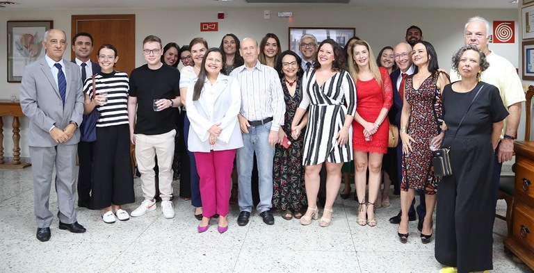 Presentes familiares, amigos, magistrados e servidores à homenagem