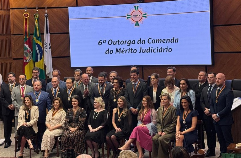 homenagtrt4.jpeg Homenageados com a medalha de Comenda ao Mérito Judiciário no TRT-RS