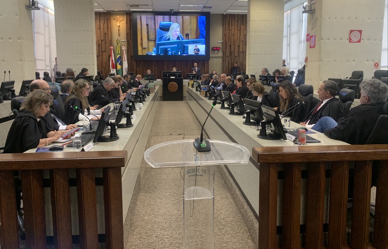 foto do plenário com os desembargadores sentados e púlpito para sustentação oral em primeiro plano