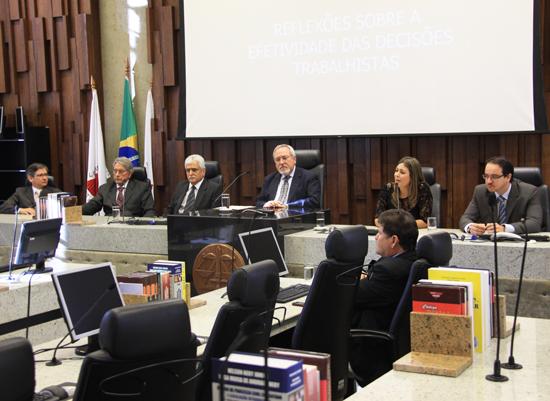 Professores Antônio Álvares, Daniela Muradas e Renato César lançam conjunto de obras no TRT (imagem 1)