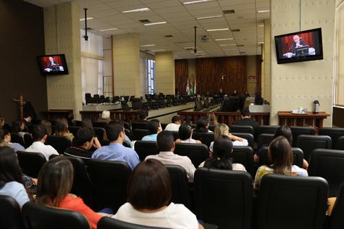 Alunos de Curso de Direito de Oliveira participam de atividades no TRT (imagem 1)