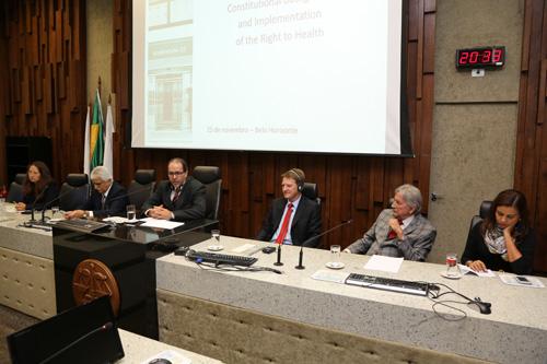 Palestrante alemão diz que direitos sociais não estão contemplados na constituição de seu país (imagem 1)