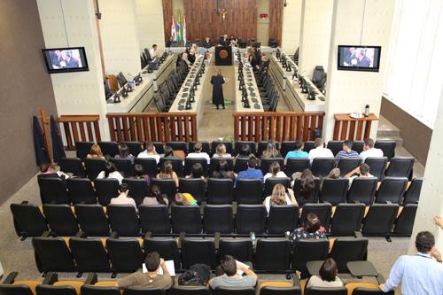 Alunos da Newton Paiva assistem sessão da SDI (imagem 1)