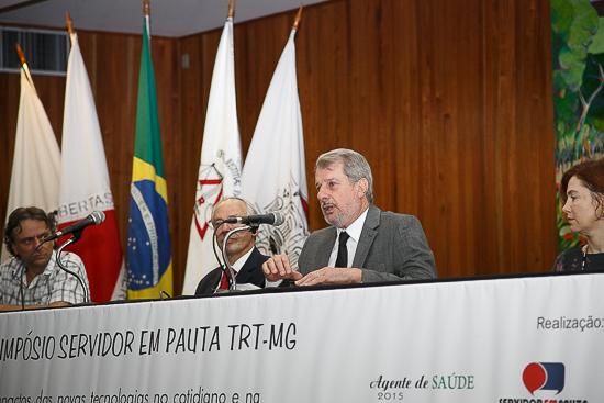Simpósio iniciado nesta quinta-feira promove debate entre servidores e administração (imagem 1)