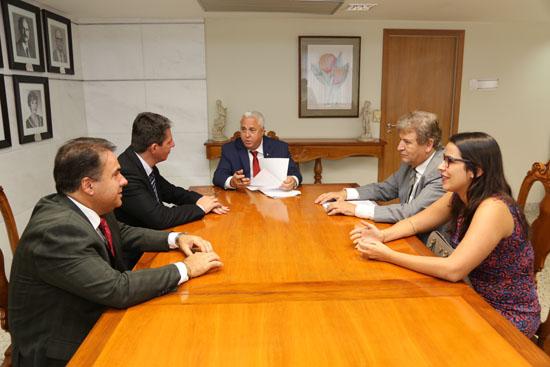 Representantes de sindicato de empresas de transporte coletivo visitam TRT-MG (imagem 1)