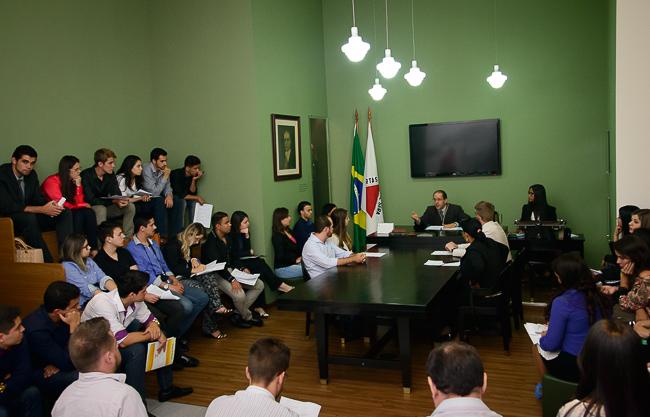 Alunos de Direito de Divinópolis visitam o TRT pelo Programa Justiça e Cidadania (imagem 1)