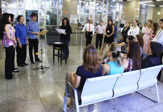 Conjunto vocal se apresenta no TRT (imagem 1)