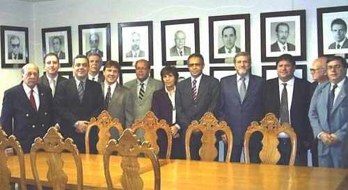 Dentre o grupo de advogados presentes ao evento, da esquerda para a direita: a Juíza Deoclécia Amorelli Dias, Vice-Presidente do TRT, Dr. Raimundo Cândido Junior, Presidente da OAB/MG, Juiz Márcio Ribeiro do Valle, Presidente do TRT e o Juiz Paulo Roberto Sifuentes Costa.