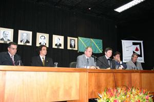 Juiz João Alberto de Almeida, presidente da Amatra3, ministro Luiz Philippe Vieira de Mello Filho, do TST, juiz Tarcísio Alberto Giboski, presidente do TRT da 3ª Região, juiz José Roberto Freire Pimenta, diretor da Escola Judicial, juiz Paulo Roberto Sifuentes Costa, corregedor do TRT da 3ª Região e juiz José Murilo de Morais, membro consultivo da Escola Judicial