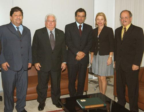 Os juízes Paulo Roberto Sifuentes Costa, corregedor; José Miguel de Campos, vice-presidente administrativo; Maria Laura Franco Lima de Faria, vice-presidente judicial e  Tarcísio Alberto Giboski, presidente, tendo ao centro, o governador Aécio Neves. (Foto: Omar Freire/Imprensa MG)