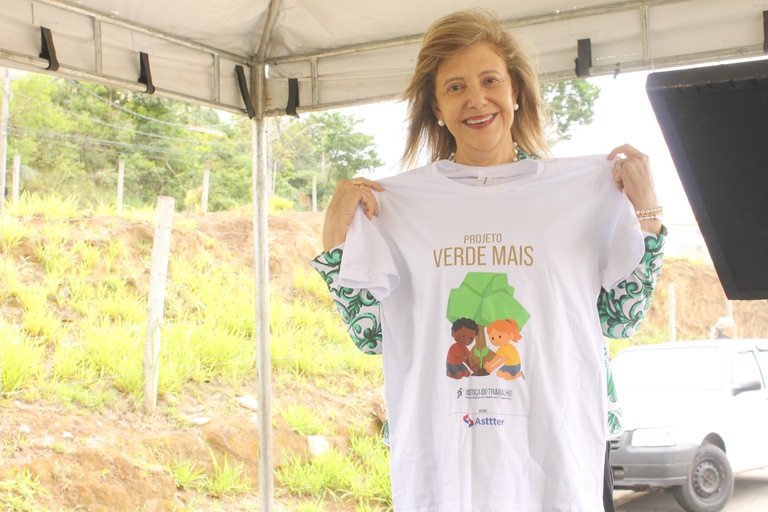 Presidente do TRT-MG mostrando a camiseta do Projeto Verde Mais