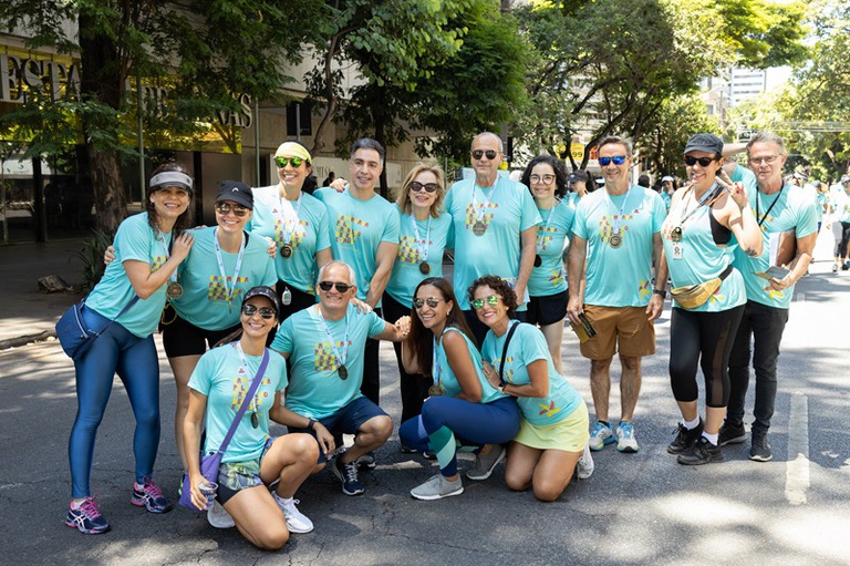 Grupo de pessoas vestindo a camisa da 1a caminhada pelo trabalho decente e saúde . Os desembargadores Marcelo Pertence e Jaqueline Monteiro de Lima estão no centro da foto. 