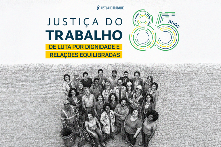 arte de fundo preto e branco com foto de trabalhadores e trabalhadoras juntos e sorridentes. Há logo de 85 anos da Justiça do Trabalho