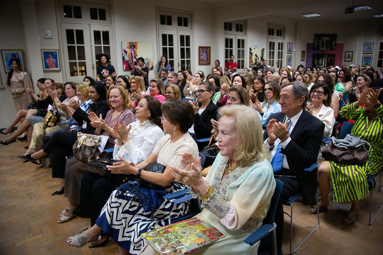 foto da plateia lotada sentada aplaudindo