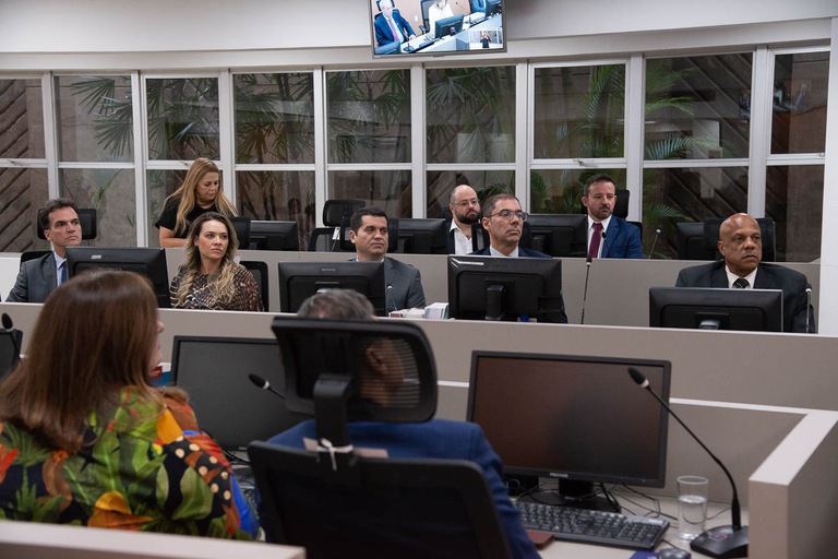 foto de magistrados empossados sentados no plenário