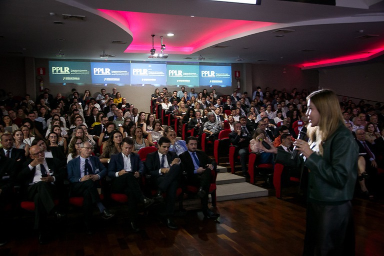 desembargadora aposentada do TRT-RJ, advogada e professora, Vólia Bomfim, palestrando com plateia ao fundo 