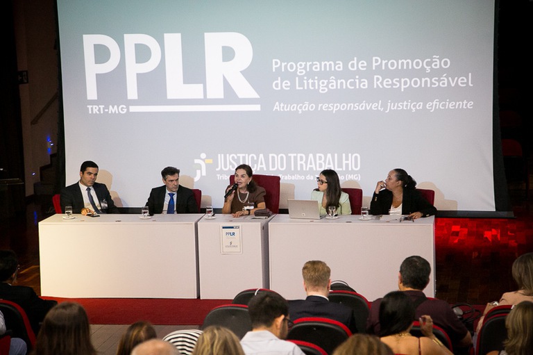 foto de participantes do painel coordenado pela 2ª vice-presidente do Tribunal, desembargadora Maria Cecília Alves Pinto, com a participação da juíza titular da 6ª Vara de Contagem, Luciana de Carvalho Rodrigues; do juiz titular da 2ª Vara de Nova Lima, Cristiano Daniel Muzzi; e da juíza substituta que atua em Sete Lagoas, Carolina Neves Vieira
