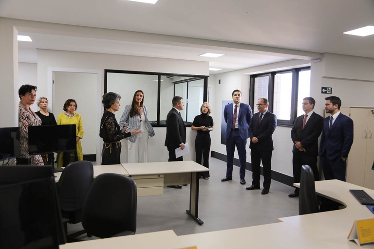 foto da diretora-geral Patrícia Reis com membros do Poder Judiciário e imprensa durante a visita
