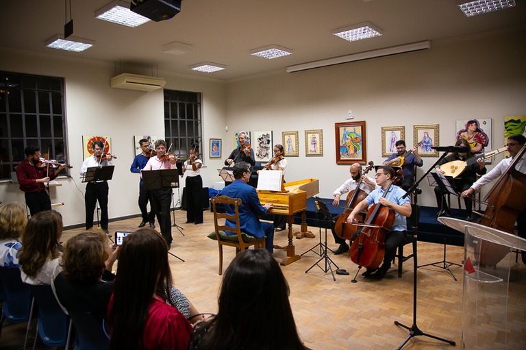 foto do grupo de música barroca Música Figurata se apresentando com instrumentos variados