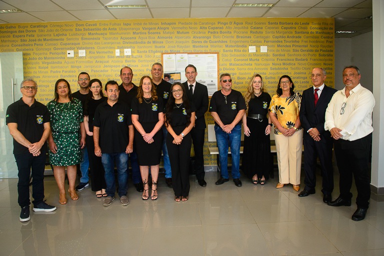 Foto dos servidores da Vara do Trabalho de Manhuaçu com o Juiz da Vara, o vice-corregedor do TRT-MG e a prefeita de Manhuaçu. Eles estão um ao lado do outro formando uma meia lua, três servidores estão mais à frente