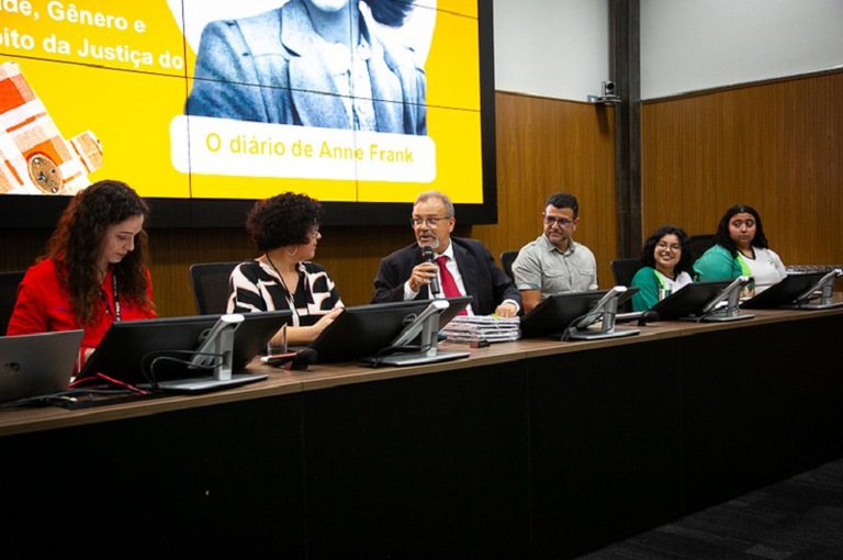 Mesa de honra do evento