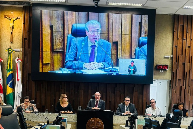 foto da mesa de honra com os componentes