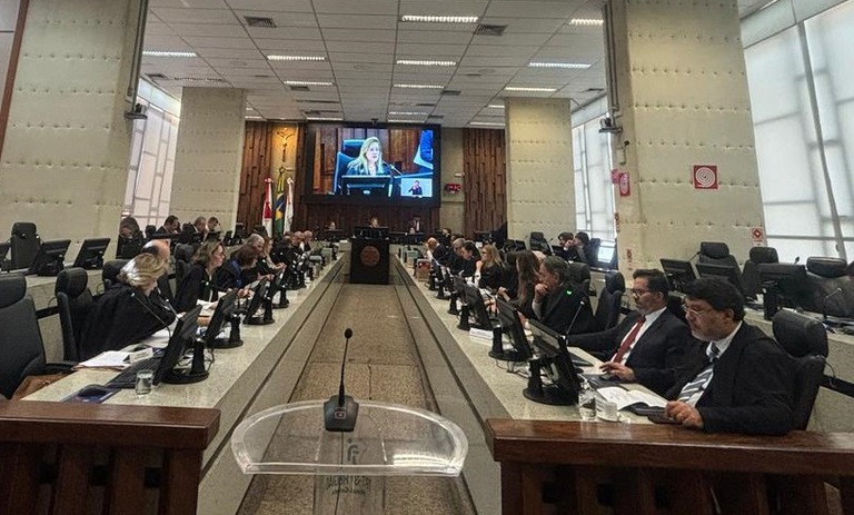 Plenário do TRT-MG durante sessão do Tribunal Pleno