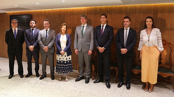 Da direita à esquerda: a assessora-chefe da Diretoria-Geral do TRT, Fernanda Melo Costa Paschoalin, o advogado-geral adjunto do estado, Fábio Murilo Nazar, o chefe de gabinete da Secretaria de Estado da Fazenda, Régis Moisés dos Santos, o advogado-geral do estado, Sérgio Pessoa de Paula, a presidente do TRT-MG, desembargadora Denise Alves Horta, o segundo vice-presidente do TRT-MG, Emerson José Alves Lage, o juiz auxiliar da Presidência, juiz Renato de Paula Amado, e o juiz auxiliar da 2ª Vice-Presidência, Jessé Cláudio Franco de Alencar