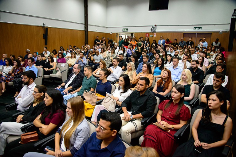 Servidores empossandos sentados no auditório da Ejud