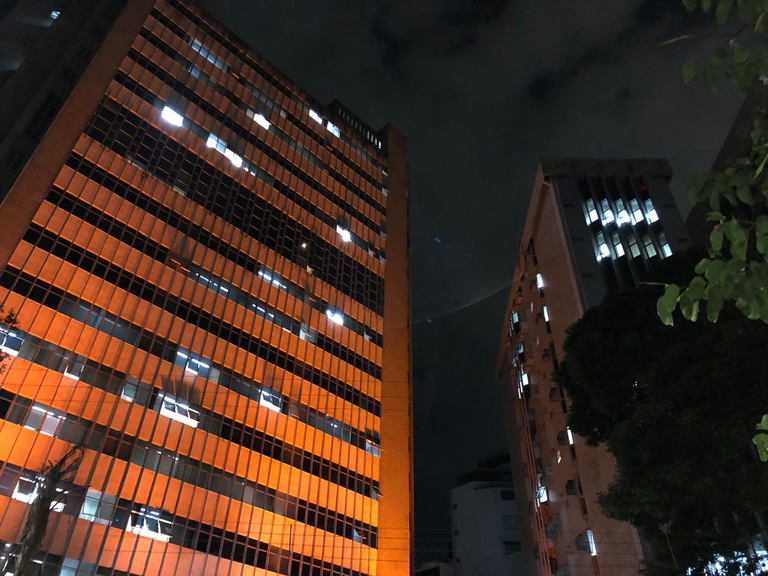 Edifício sede TRT iluminado de Laranja