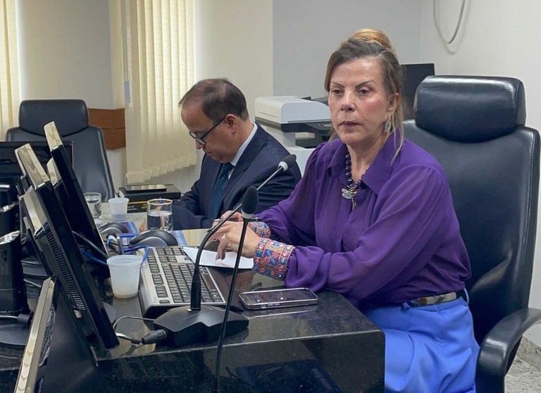 foto da desembargadora Maria Cristina Caixeta sentada de roupa azul