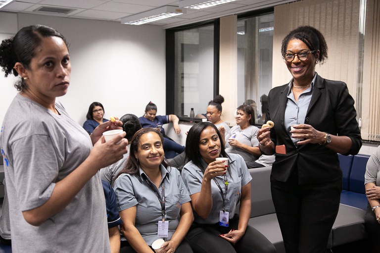 Prestadores de serviço na nova sala inaugurada para eles na sede administrativa da rua Desembargador Drumond