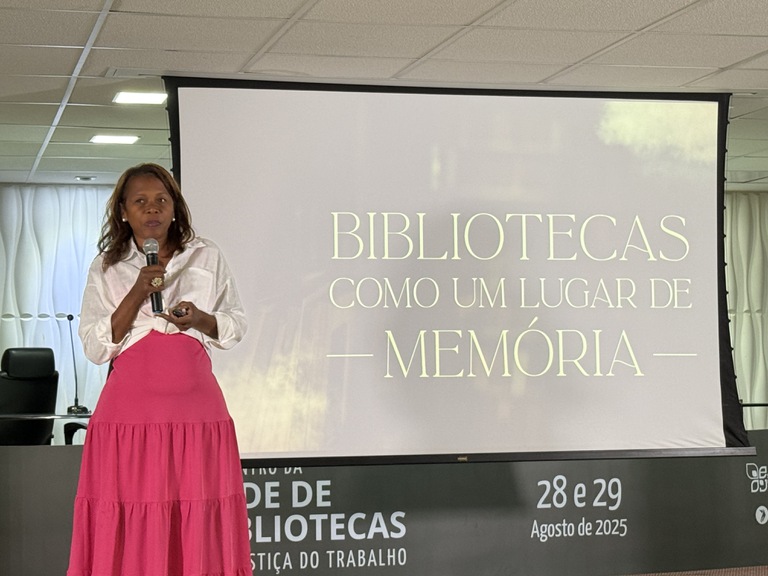 Coordenadora da Biblioteca da Escola Judicial do TRT-MG, Marcia Lúcia Nunes Pimenta, apresentando trabalho no Encontro