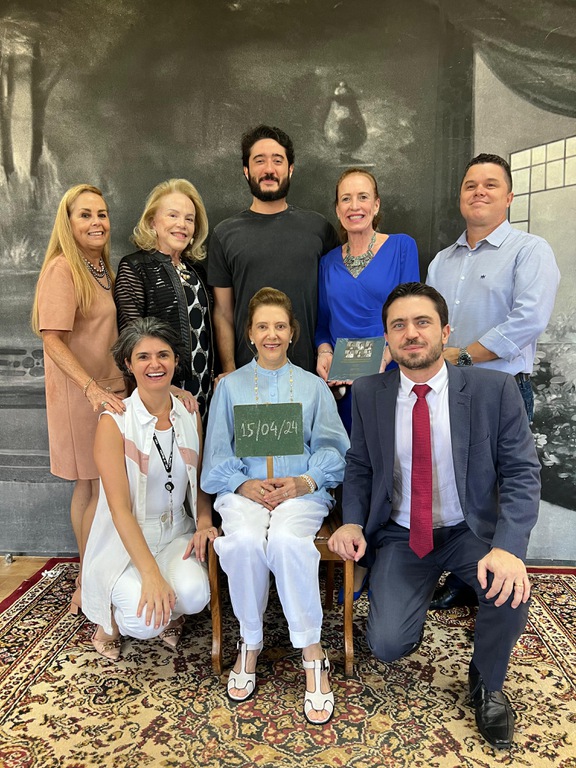 Presidente do TRT-MG ao meio da foto, juntamente com o vereador Gabriel Azevedo, curadora do centro cultural desembargadora aposentada Emília Facchini, juiz auxiliar da presidência, REnato amado e servidoras