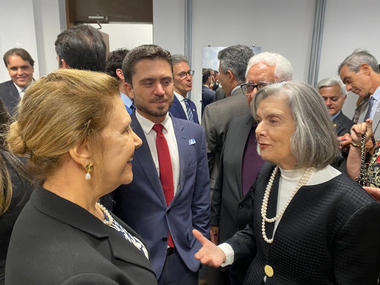 foto da desembargadora do TRT-MG, Denise Alves, ao lado do juiz auxiliar da presidência Renato Amado, conversando com a ministra do STF e do TSE, Cármen Lúcia