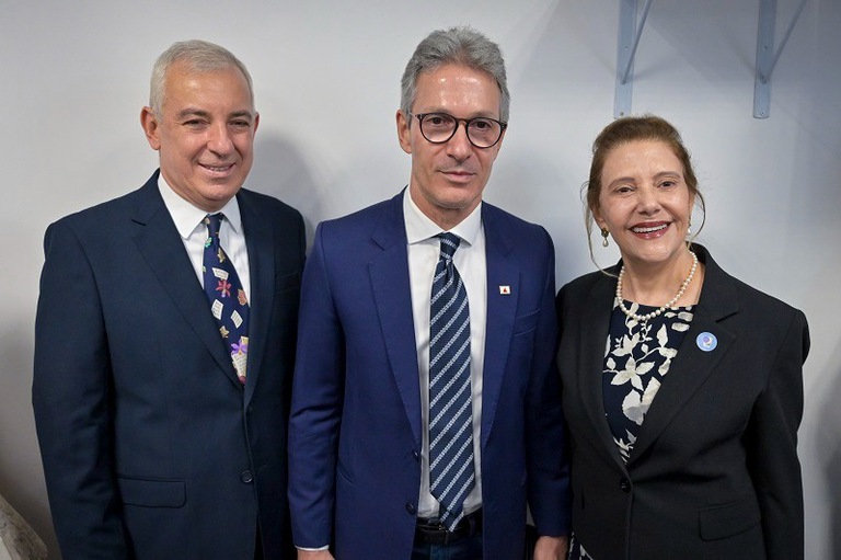 foto da desembargadora do TRT-MG, Denise Alves, ao lado do governador Romeu Zema e do desembargador Octavio Augusto. 