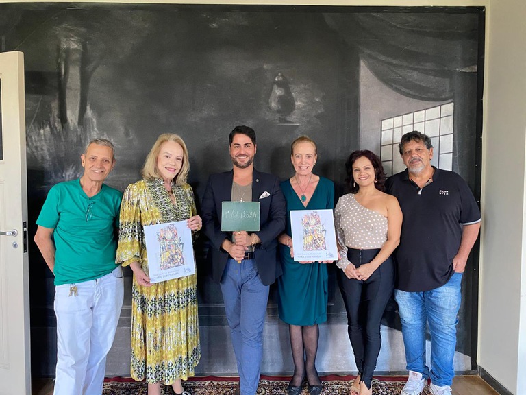 foto dos visitantes ao lado da curadora do Centro Cultural do TRT-MG, desembargadora Emília Facchini e da Chefe de Divisão de Suporte ao Cecult, Sheila Ferreira. 