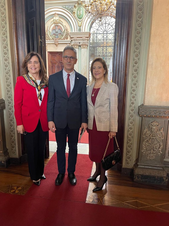 foto da presidente do TRT-MG ao lado do governador Romeu Zema e da presidente do TRTF6, desembargadora Mônica Sifuentes