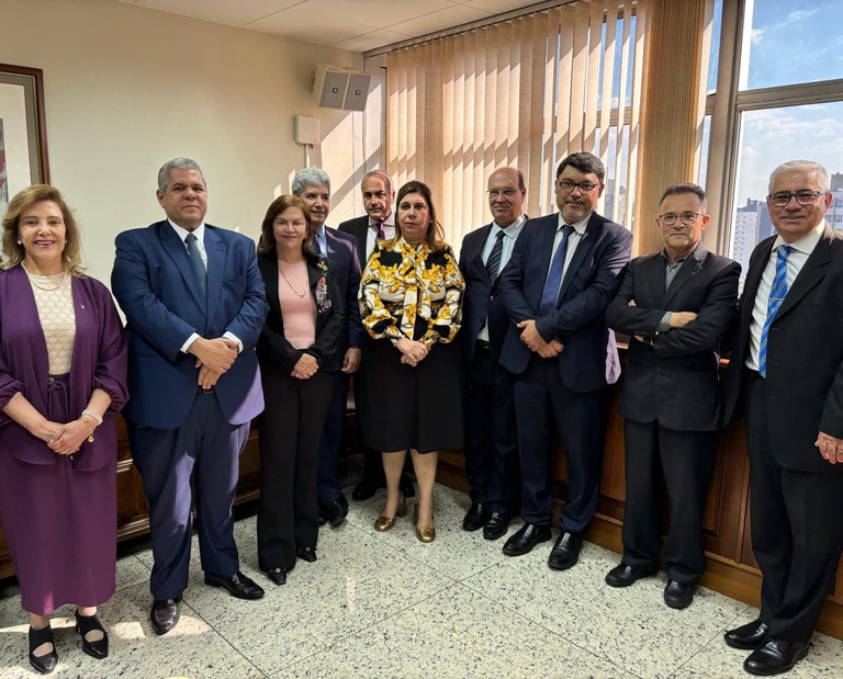 foto da presidente do TRT-MG ao lado do futuro ministro do TST e demais convidados