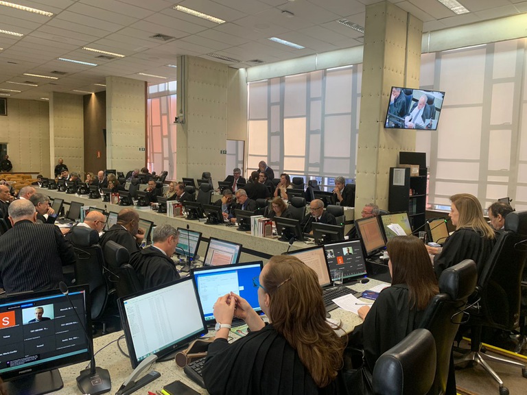 foto dos desembargadores sentados em sessão do Tribunal Pleno