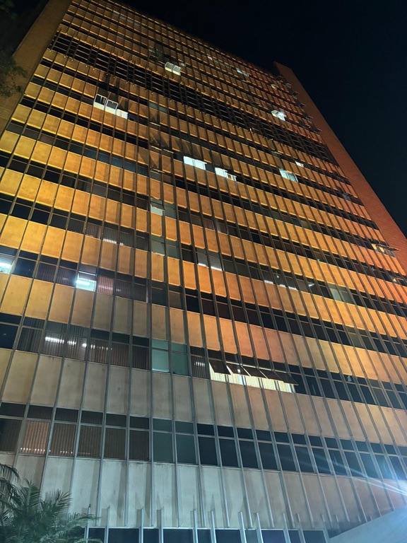 foto do edifício-sede do TRT-MG iluminado à noite de amarelo